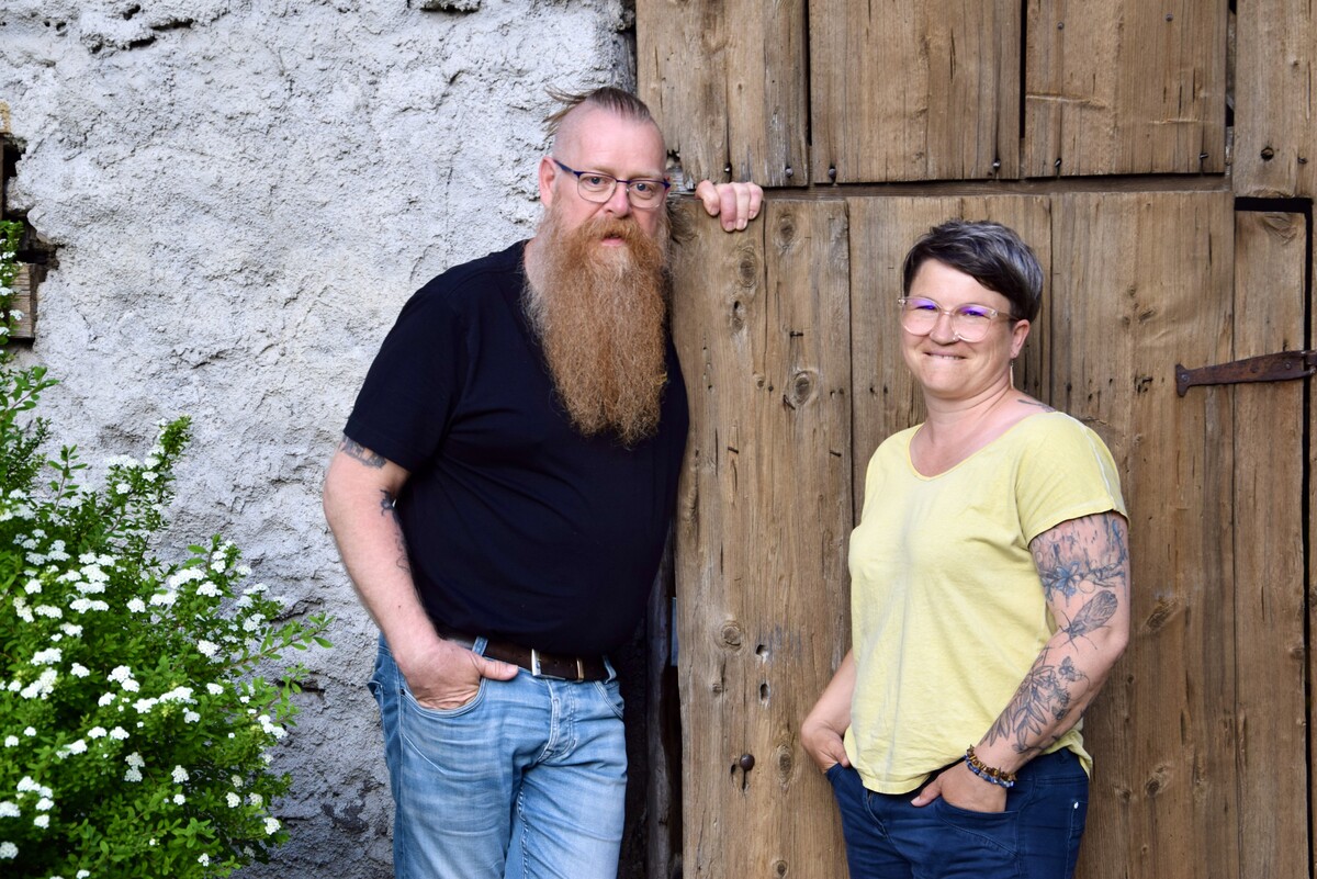 Markus „Mäx“ Khüny mit Künstlerkollegin Sonja Hagelkreuz beim Sommeratelier in Lorüns.⇒Gerhard Scopoli