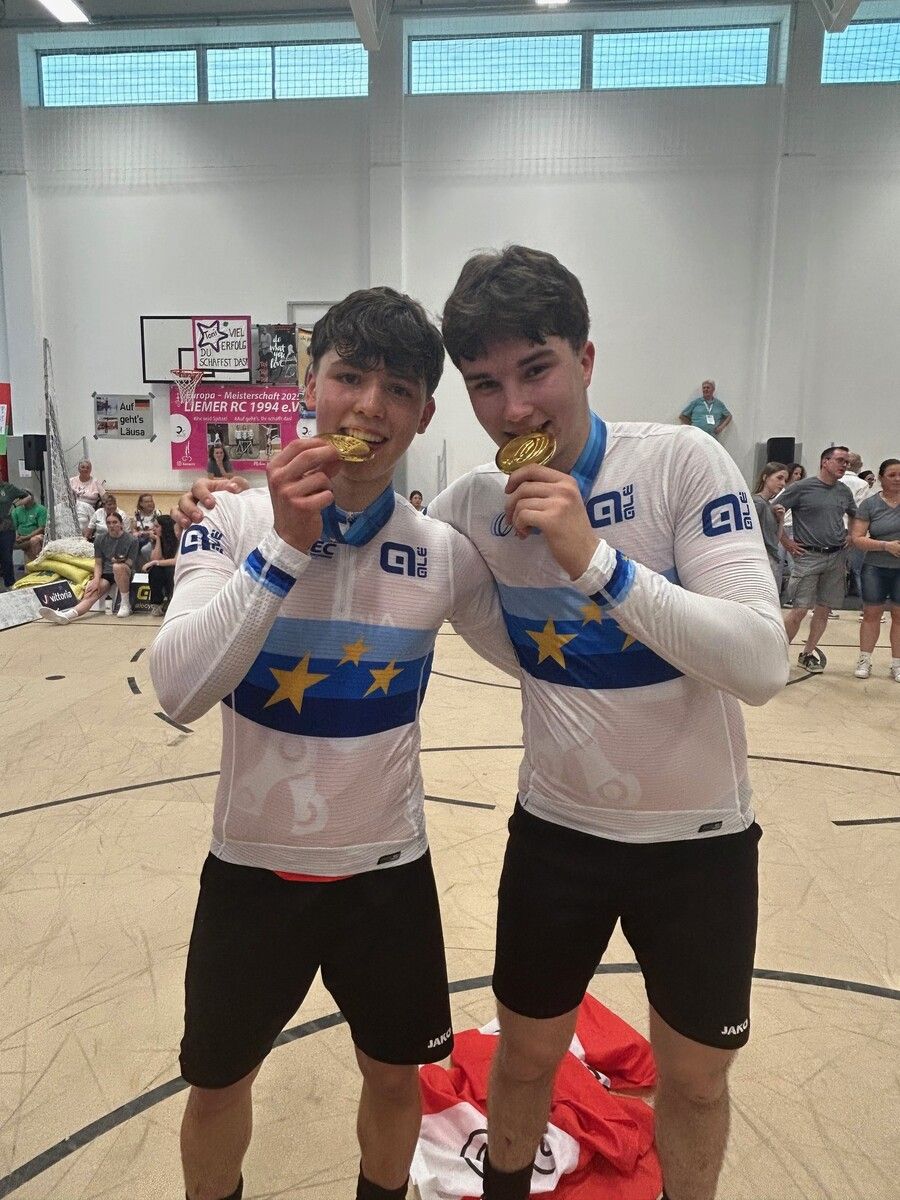 Max Schallert (l.) und Timo Lampert prüfen die Echtheit ihrer EM-Goldenen.⇒Privat
