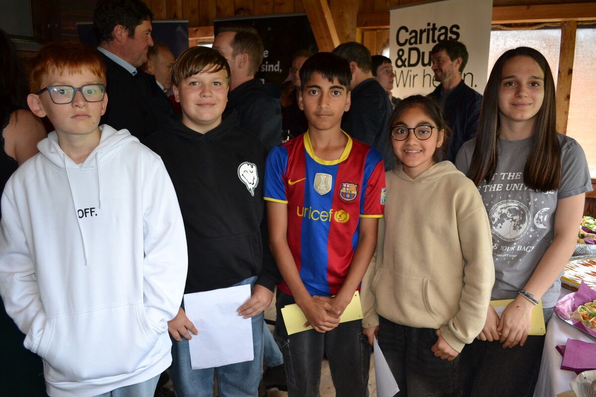 Michael, Daniel, Bilal, Salina und Rochbin sind Schüler im Lerncafé. ⇒caritas