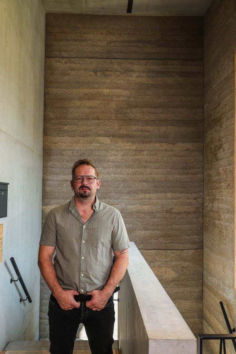 Michael Hagspiel kennt sich mit Materialien aus. Die Wand im Stiegenhaus ist aus HanfKalk gefertigt. ⇒vn/Steurer