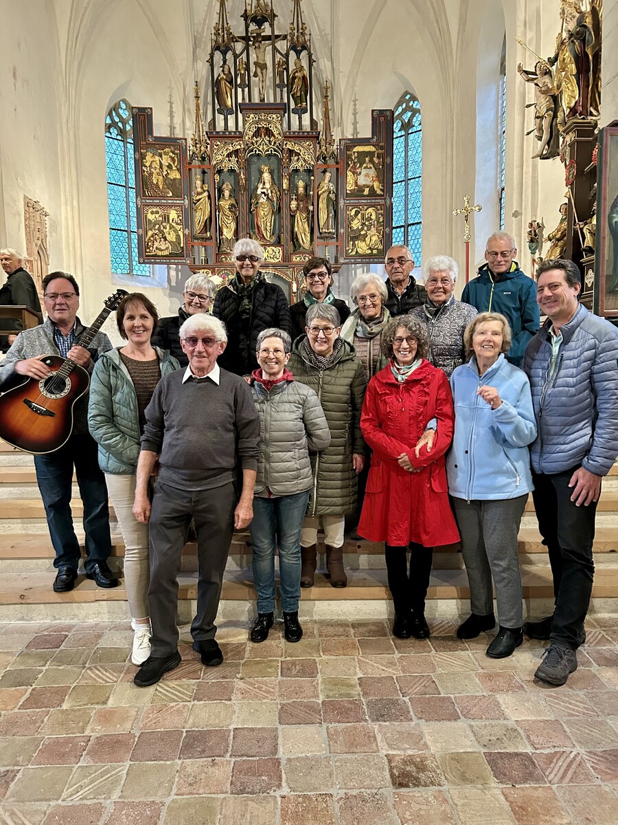 Mit Liedern und Gitarrenklang verabschiedete die Singrunde Ludesch die diesjährigen Maiandachten. ⇒hab