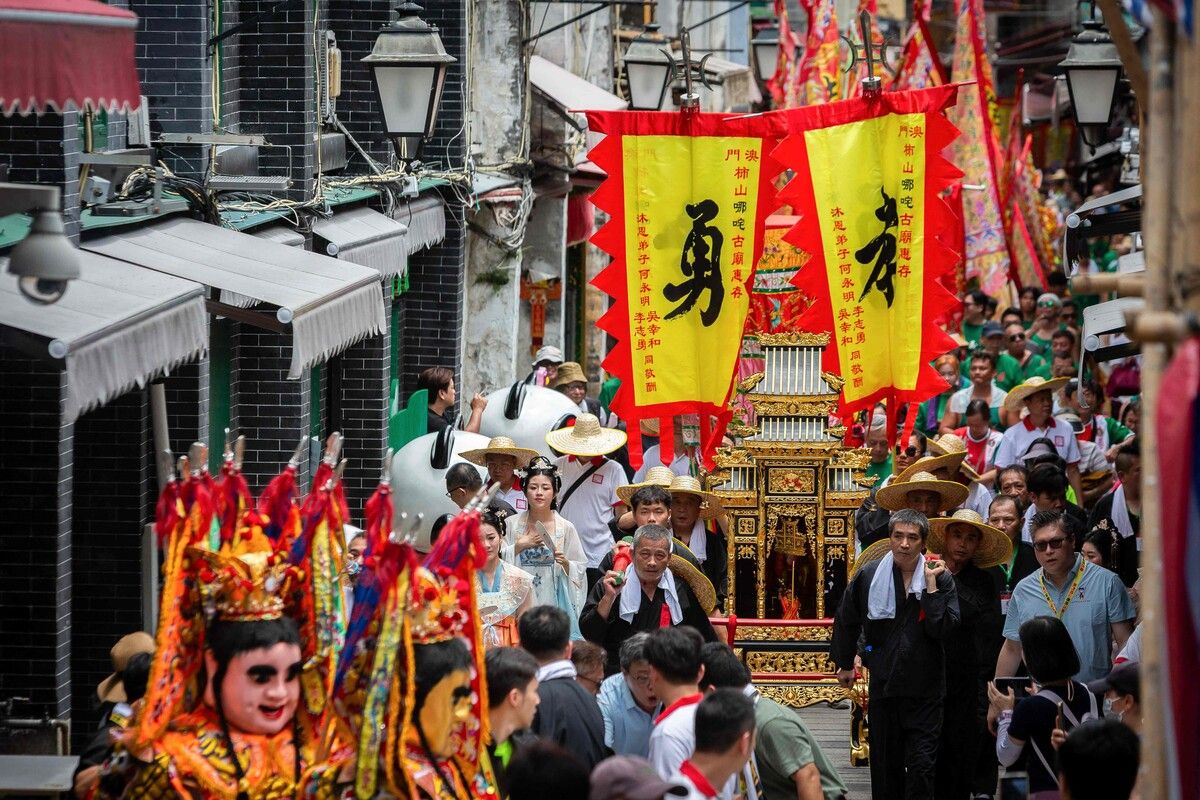 Mitglieder der Bruderschaft des Na-Tcha-Tempels feiern das Na-Tcha-Fest in Macau. AFP (5)