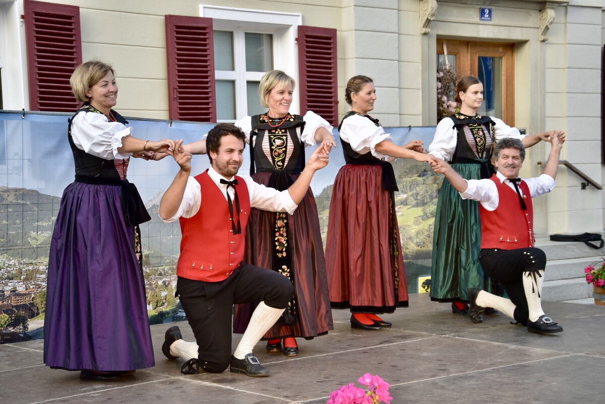 Mitglieder der Trachtengruppe Schruns unterhielten mit Tänzen.