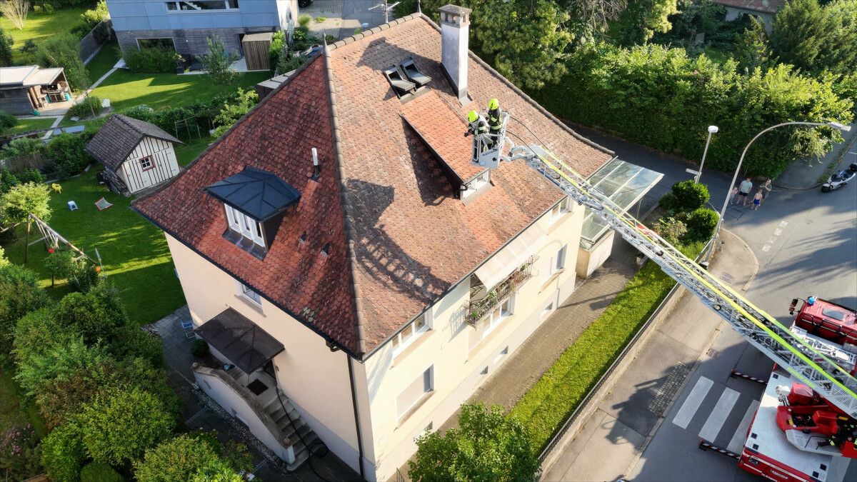Mittels eines Hubrettungsfahrzeuges wurden um den Dachbereich Glutnester kontrolliert.⇒vol.at (2)