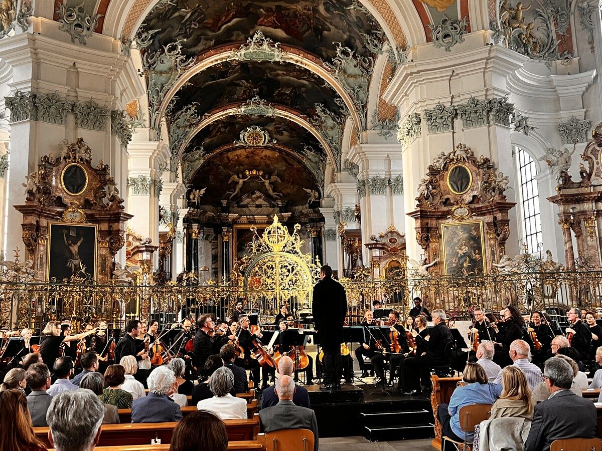 Modestas Pitrėnas leitete das Sinfonieorchester St. Gallen durch die 8. Sinfonie Bruckners. ⇒andreas marte