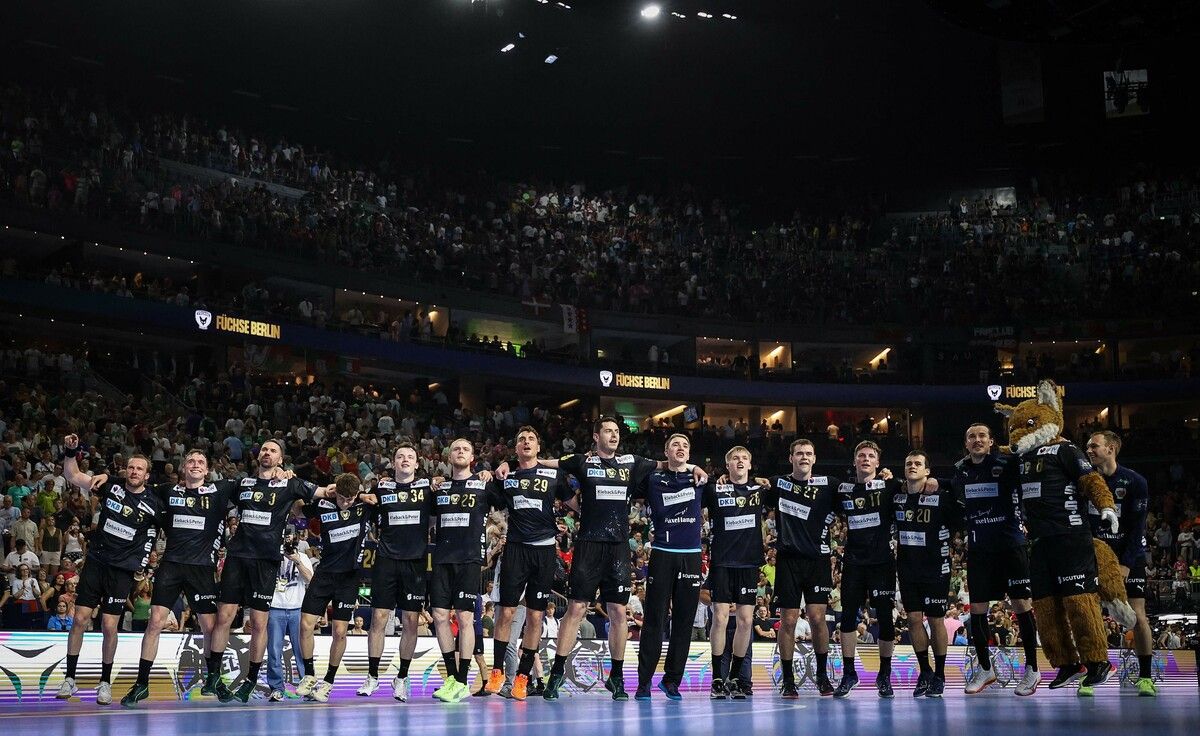 Nach dem 34:24-Kantersieg im Halbfinale gegen den HBC Nantes wurden Lukas Herburger (orange Schuhe) und die Füchse Berlin im Finale der Champions League vor 20.000 Zuschauern vom SC Magdeburg gestoppt.⇒APA
