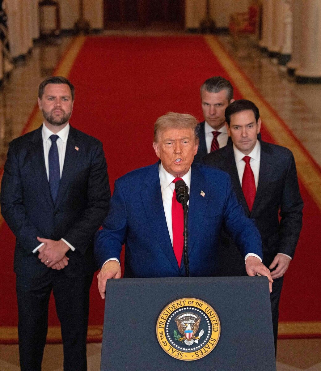 Nach dem Angriff auf iranische Nuklearanlagen hielt US-Präsident Trump im Weißen Haus eine Rede an die Nation – an seiner Seite: Vance, Rubio und Hegseth. ⇒AFP