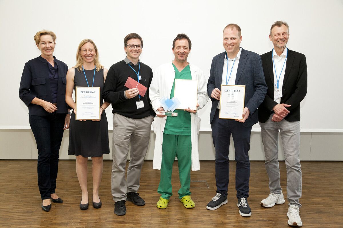 Nahmen die Zertifikate entgegen: Julia Walch, Philipp Werner, Alexander Loibnegger und Alois Süssenbacher mit LR Martina Rüscher (l.) und Peter Fraunberger (r.).⇒vlkh/wehinger