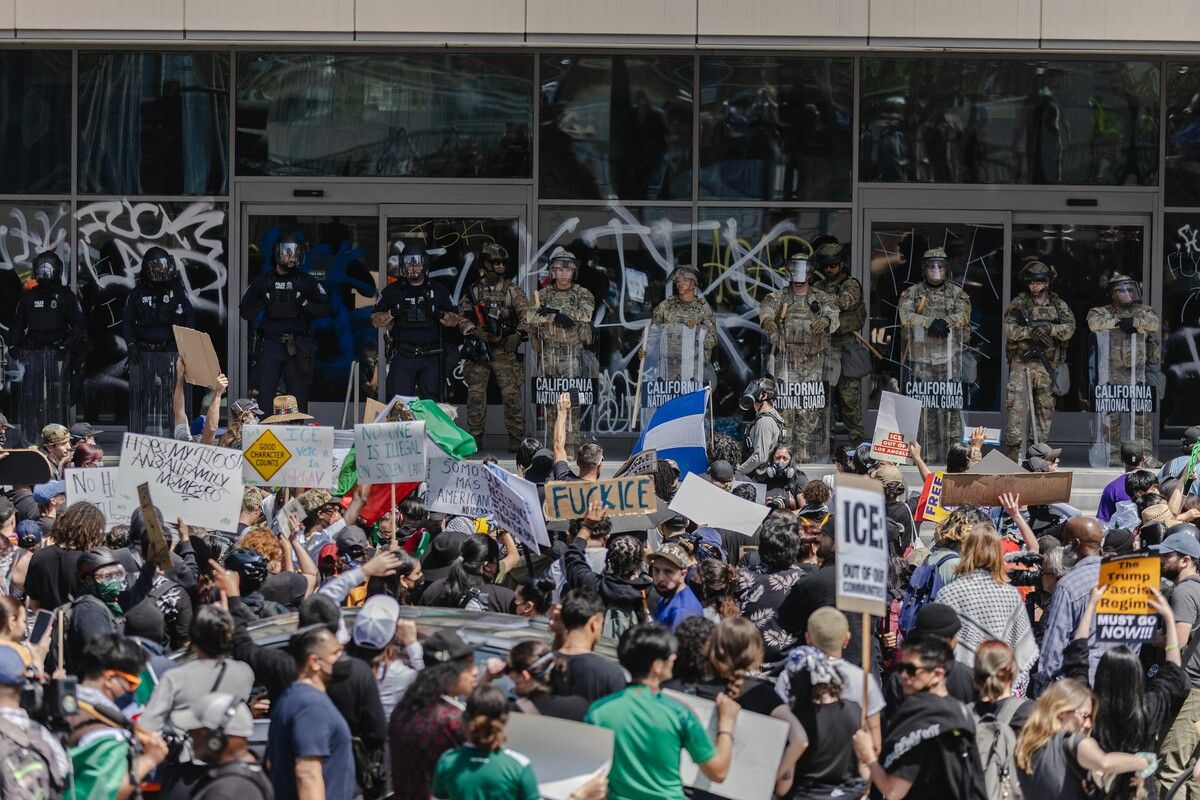 Nationalgarde und Polizisten stehen Wache vor dem Robert Young Federal Building in Los Angeles. Die Spannungen bleiben hoch, nachdem die Trump-Regierung gegen den Willen des Gouverneurs die Nationalgarde einberufen hat.⇒AFP