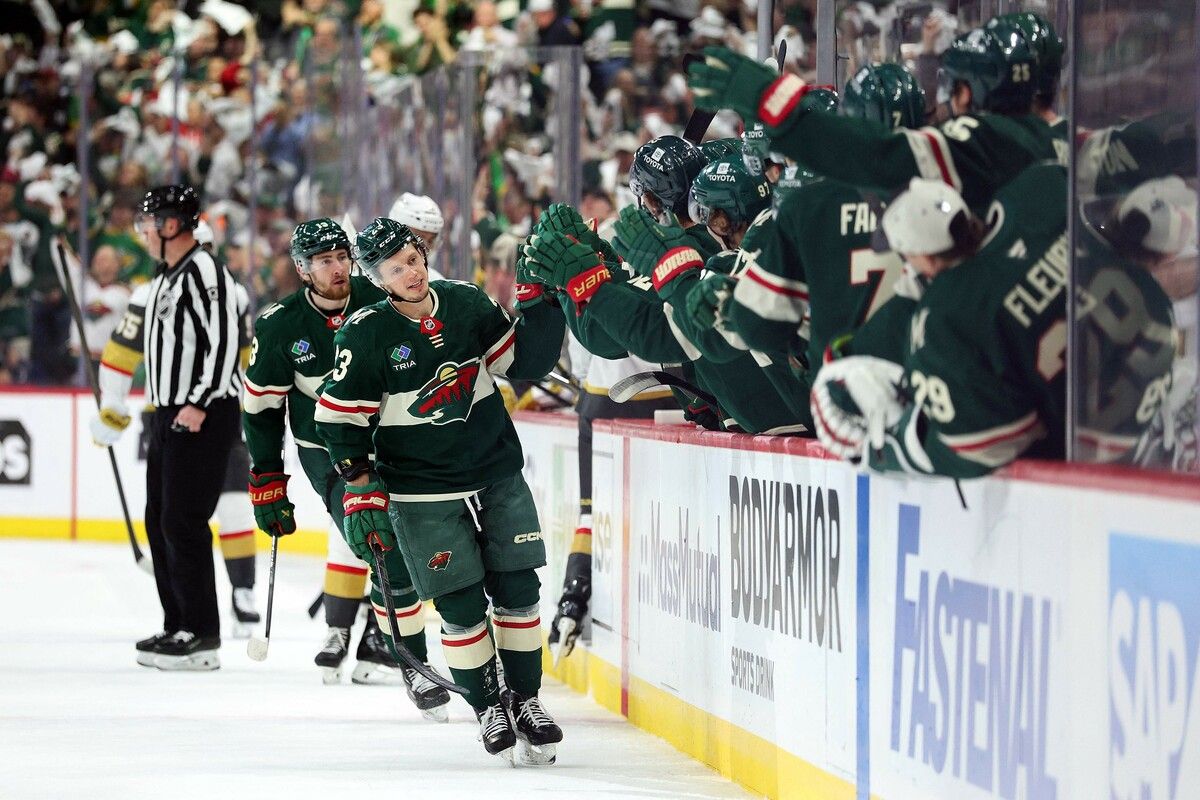 Ob Marco Rossi auch in der nächsten Saison nach einem Treffer mit seinen Kollegen der Minnesota Wild abklatscht, steht noch in den Sternen.⇒afp