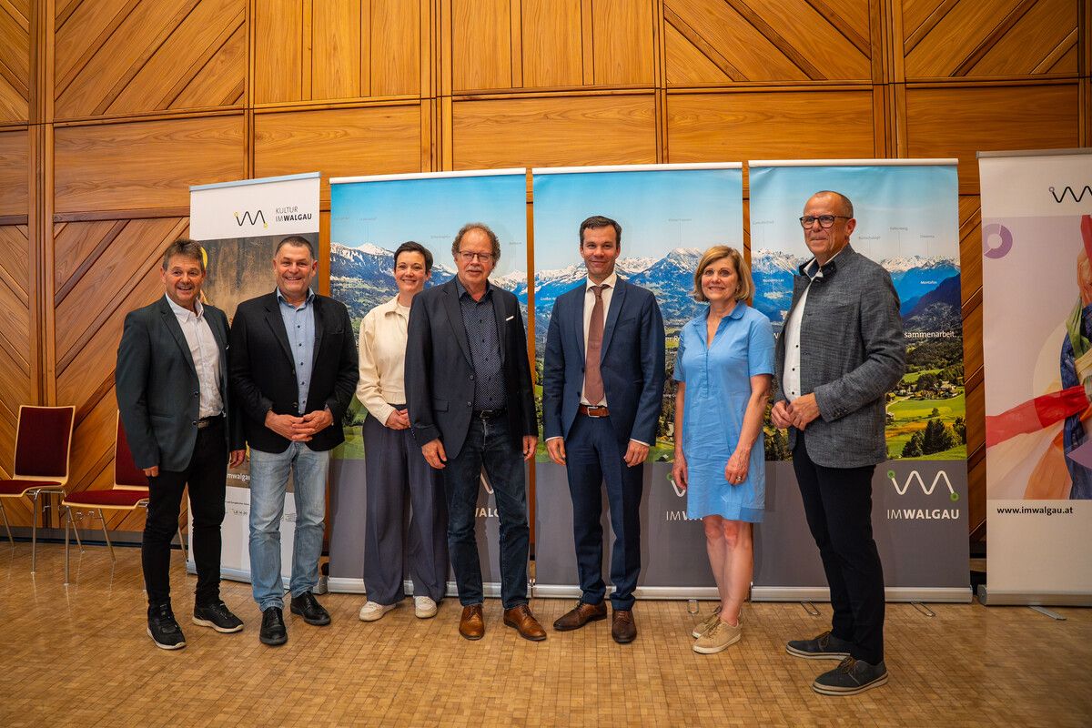 Obmann-Stv. Bgm. Walter Rauch, Obmann-Stv. Bgm. Martin Konzet, GF Eva-Maria Hochhauser-Gams, Alt-Obmann Florian Kasseroler, Neo-Obmann Florian Themeßl-Huber, LR Barbara Schöbi Fink und VGV-Präsident Walter Gohm. ⇒David Kathrein