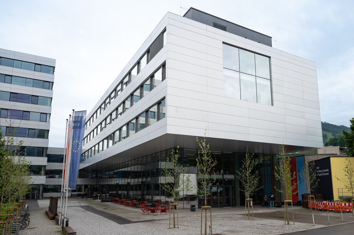 Offen Am 13. Juni (13 bis 18 Uhr) öffnet die Fachhochschule Vorarlberg ihre Türen für „FHV Offen“. Während es in den Laboren und Hörsälen informative Führungen, Workshops, Schnuppervorlesungen und einen Bücherflohmarkt gibt, wartet im Außenbereich Abwechslung mit einer Reihe von Mitmachstationen.