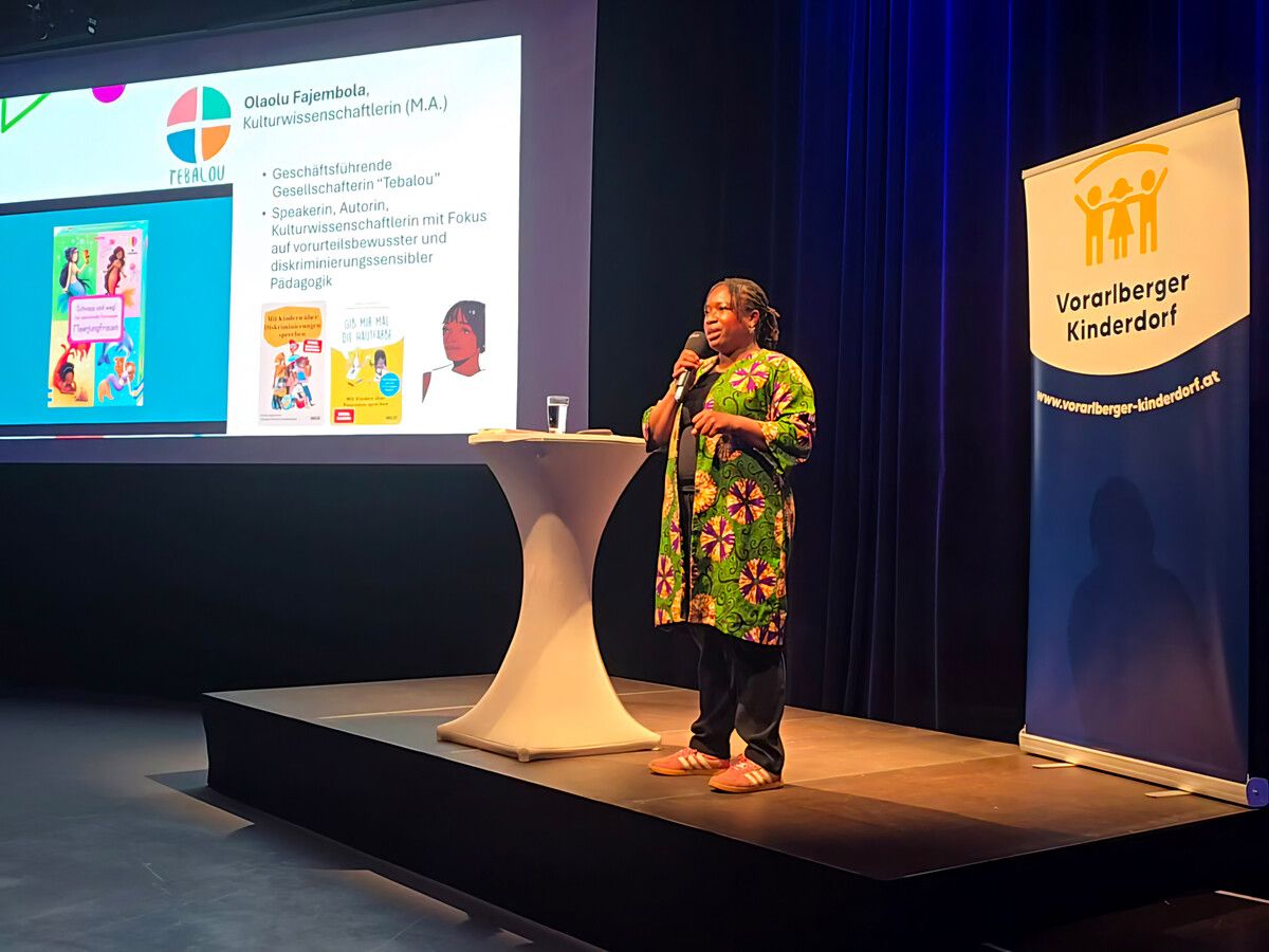 Olaolu Fajembola klärte ein interessiertes Publikum im Vorarlberger Kinderdorf über Rassismus und seine vielfältigen Mythen auf.⇒voki