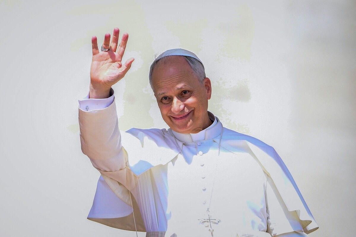 Papst Leo XIV. winkt der Menge während der wöchentlichen Generalaudienz auf dem Petersplatz zu.