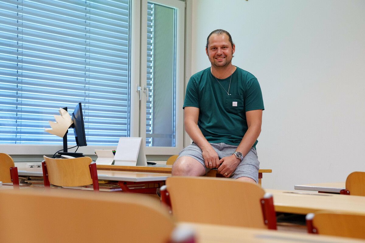 Patrick Scherrer in seinem Klassenzimmer in der Sportmittelschule Hohenems Markt.⇒ Stiplovsek