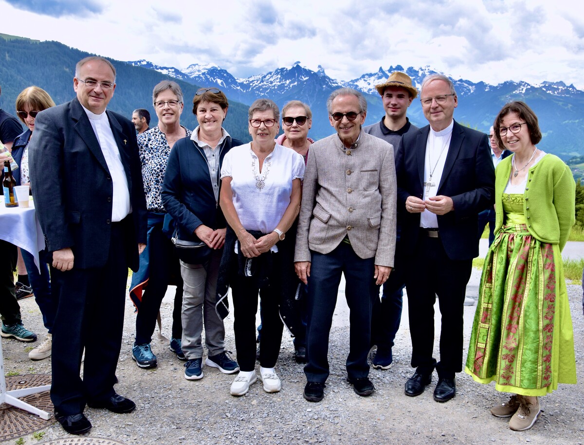 Pfarrmoderator Hans Tinkhauser (l.) und Diözesanbischof Benno Elbs mit Mitgliedern und Freunden des Pfarrverbandes für das Mittlere Montafon.⇒Sco (2)