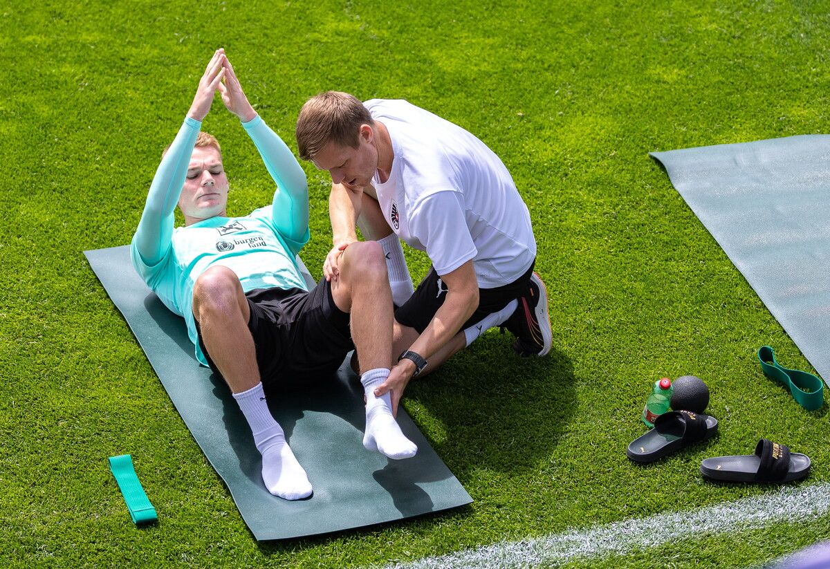Physio- und Athletiktrainer Martin Hämmerle kümmert sich um Freiburg-Legionär Philipp Lienhart.⇒gepa