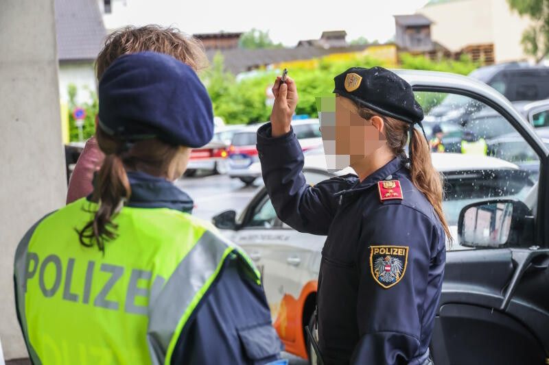 Polizeibeamtinnen bei der Kontrolle eines Probanden während einer Schwerpunktaktion. ⇒vn/steurer
