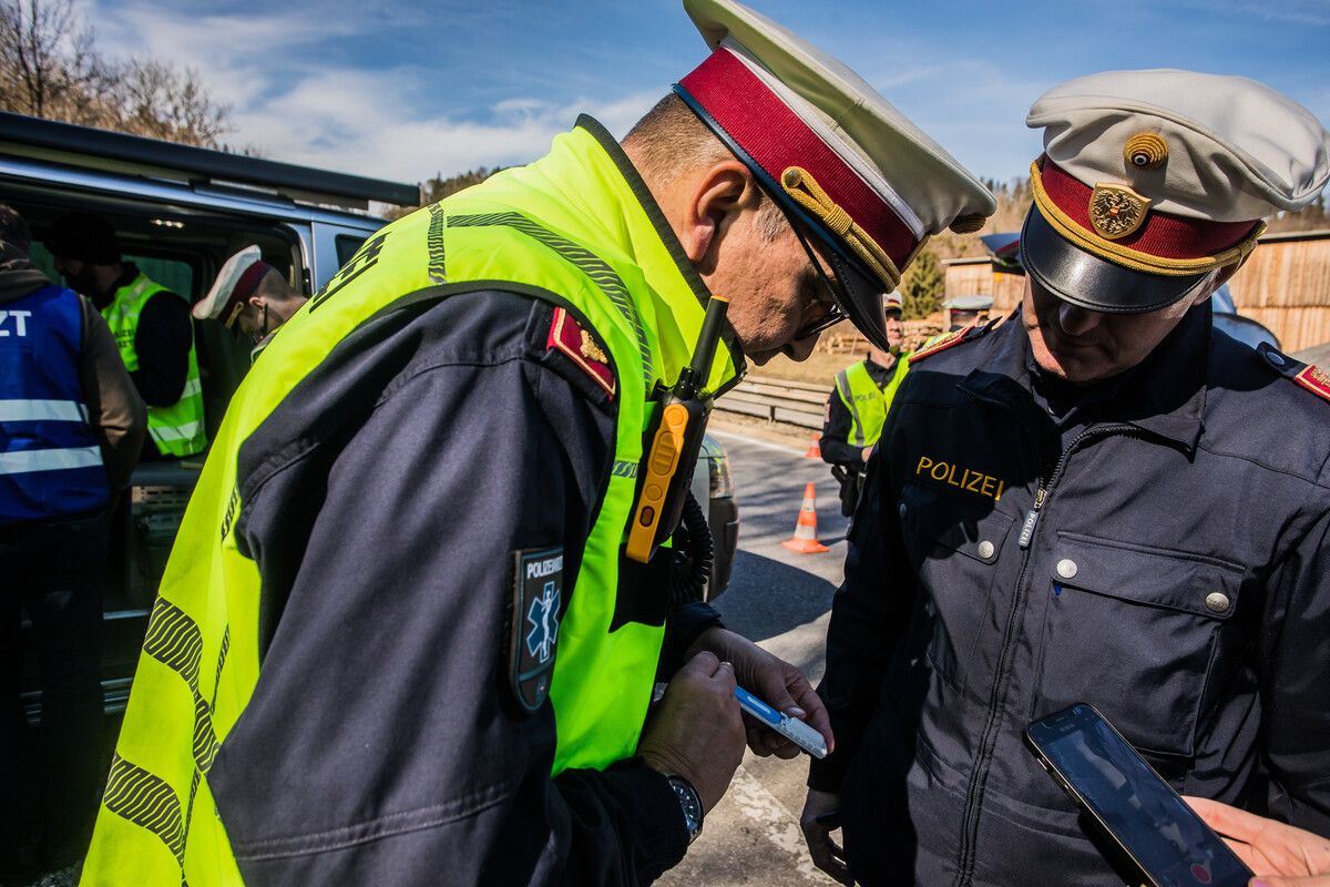 Polizisten begutachten während einer Verkehrskontrolle das Ergebnis eines Speichelvortests. ⇒vn/steurer