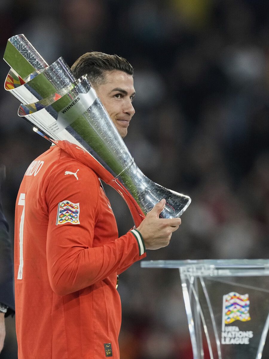 Portugals Cristiano Ronaldo mit der Siegertrophäe.⇒ap