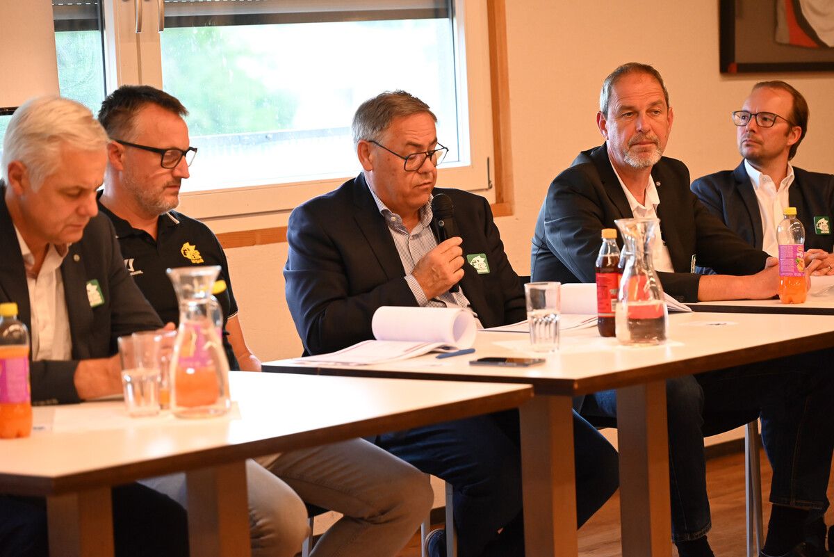 Präsident Herbert Oberscheider (Mitte) präsentierte bei der EHC-Jahreshauptversammlung erfreuliche Zahlen der vergangenen Saison.⇒Bernadette von Sontagh