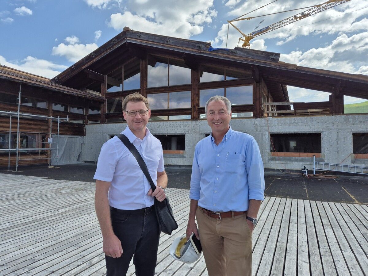Projektleiter Christian Pfister (l.) und Bauleiter Heinz Fleisch (r.) zeigen die Umbauarbeiten beim Kapell-Restaurant. ⇒VN/JUN (3)