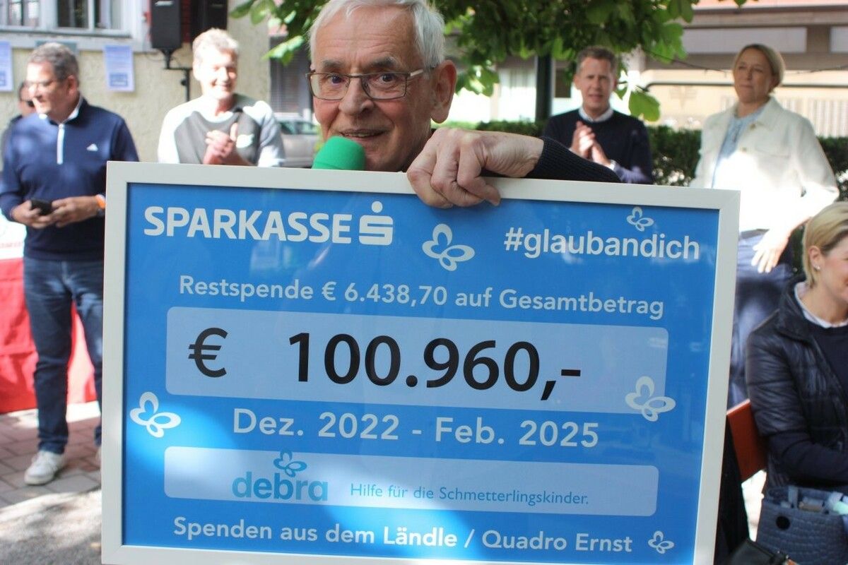 Quadro Ernst mit dem Scheck für die Schmetterlingskinder.⇒vn/tk