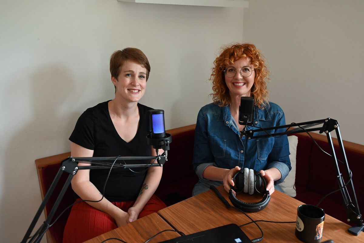 Raphaela Hollenstein und Eva Deschler-Einwaller setzen sich für den Bau einer fünften Volksschule ein. Nun starten sie mit ihrem eigenen Podcast „Kaffee & Klartext“.⇒BVS