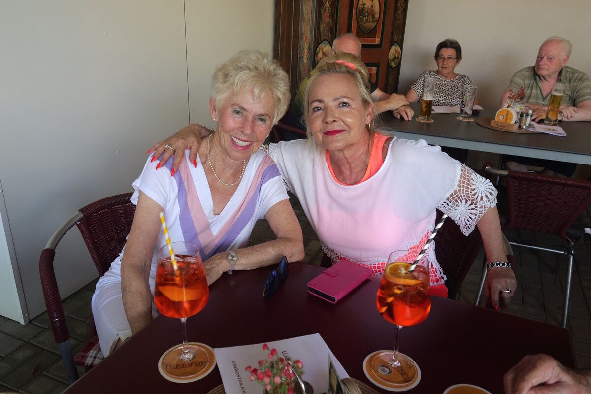 Renate und Astrid weihten die Pergola genussvoll ein.⇒he
