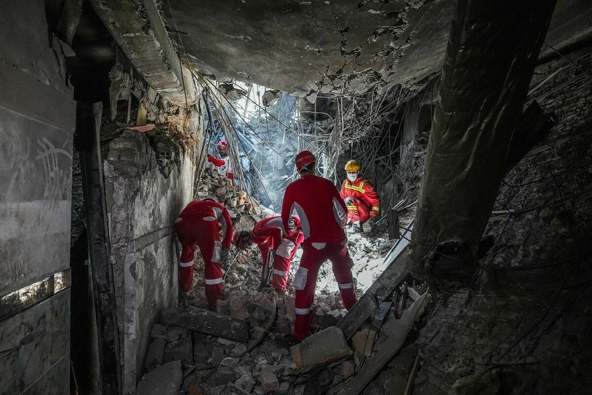 Rettungskräfte durchsuchen die Trümmer des Evin-Gefängniskomplexes in Teheran, der vor einigen Tagen von einem israelischen Angriff getroffen wurde. Mindestens 71 Menschen starben. AFP (5)