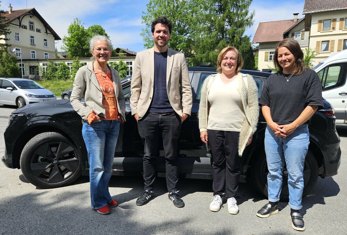Rita Sutterlüty, Bürgermeister Marc Meusburger, Renate Hammerer und Teresa Meusburger präsentieren das neue Carsharing-Fahrzeug.⇒ME