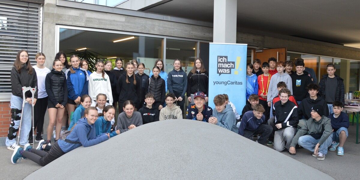 Rund 40 Firmlinge aus Nüziders engagierten sich beim Spendenlauf zugunsten sozialer Projekte. ⇒Mirjam Vallaster