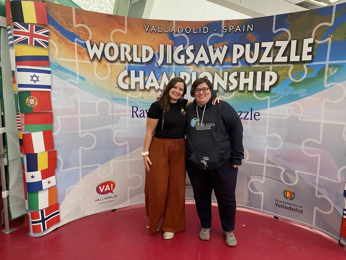 Sarah Neville (r.) mit ihrer Schwester Elisabeth Tammadge bei den Puzzle-Weltmeisterschaften in Spanien. ⇒Privat (3)