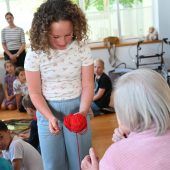 Kinder lernen Umgang mit Demenz