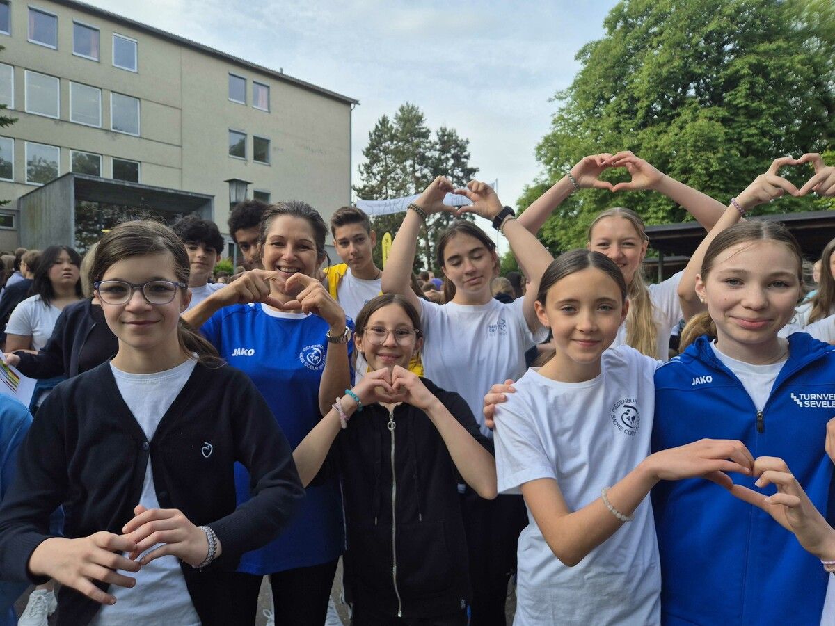 Schüler der Riedenburg-Schulen sind „mit dem Herzen dabei“: Gemeinsam laufen für die Spenden.