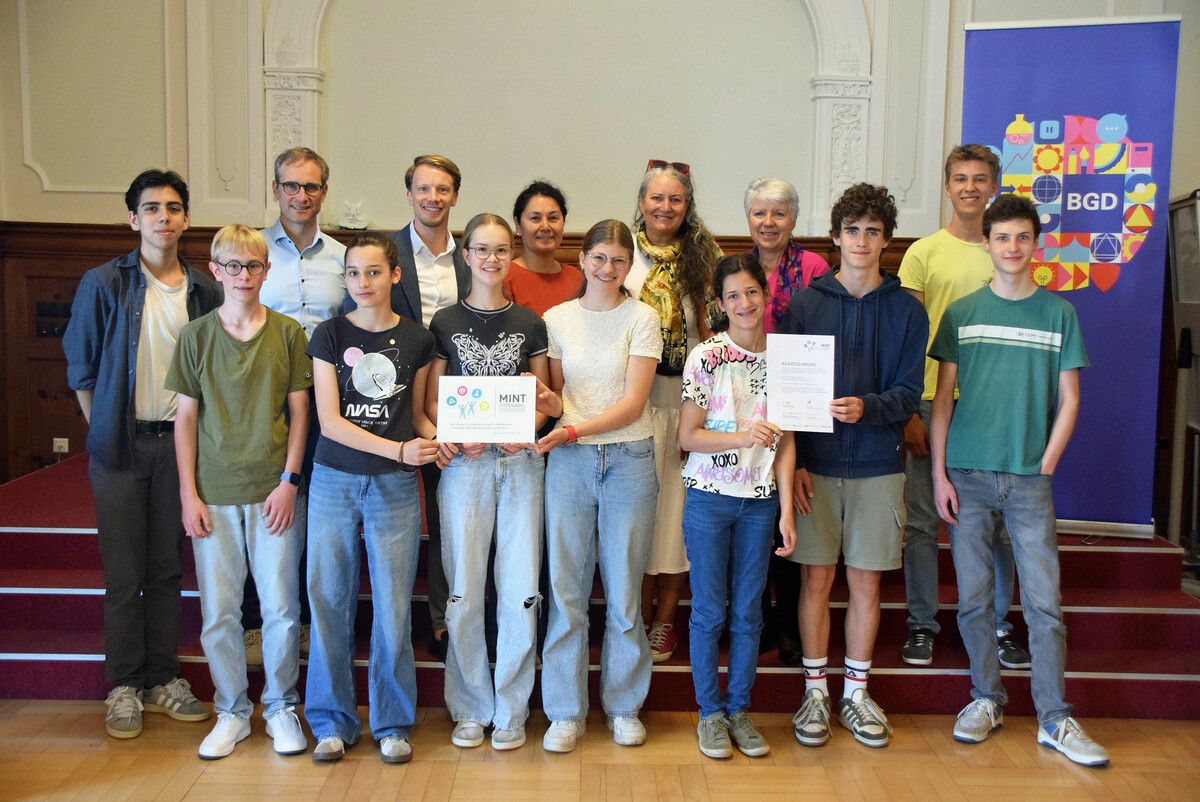 Schüler, Direktor, Pädagogen und Projektverantwortliche freuen sich über die Rezertifizierung.⇒LcF (2)
