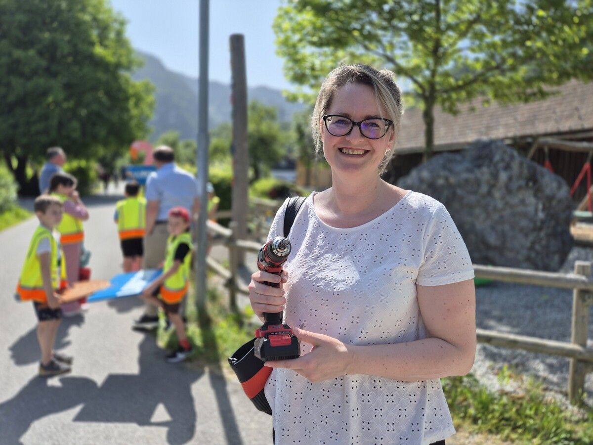 Schulleiterin Sabrina Bacher wollte, dass die Kinder die Tafeln selbst anschrauben.