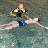 „Sicher im Wasser“ stärkt Selbstrettungskompetenzen