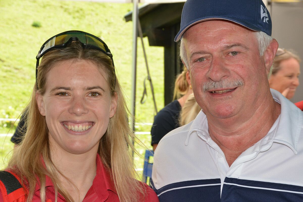 Skistar Katharina Liensberger und SK-Rankweil-Obmann Hannes Schnetzer.