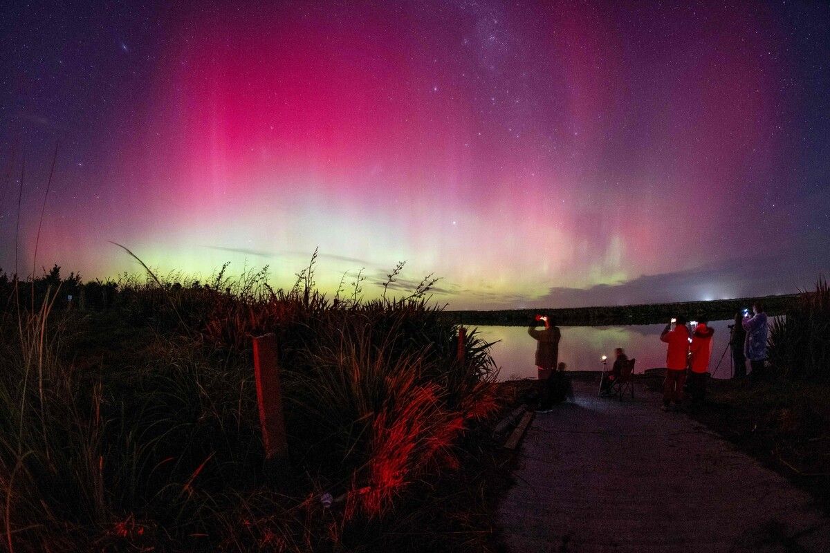 Spektakuläre Aufnahme der Aurora Australis, auch bekannt als Südlicht, wie sie am Horizont über dem Ellesmere-See in Lincoln am Stadtrand von Christchurch leuchtet. AFP (5)