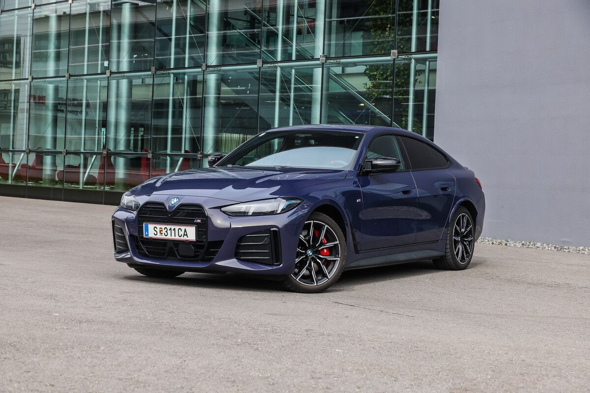 Sport und Spaß im Einklang: Das i4 Gran Coupé stellt sich in der Topversion als hochspannender Stromspender zur Schau. ⇒vn/steurer