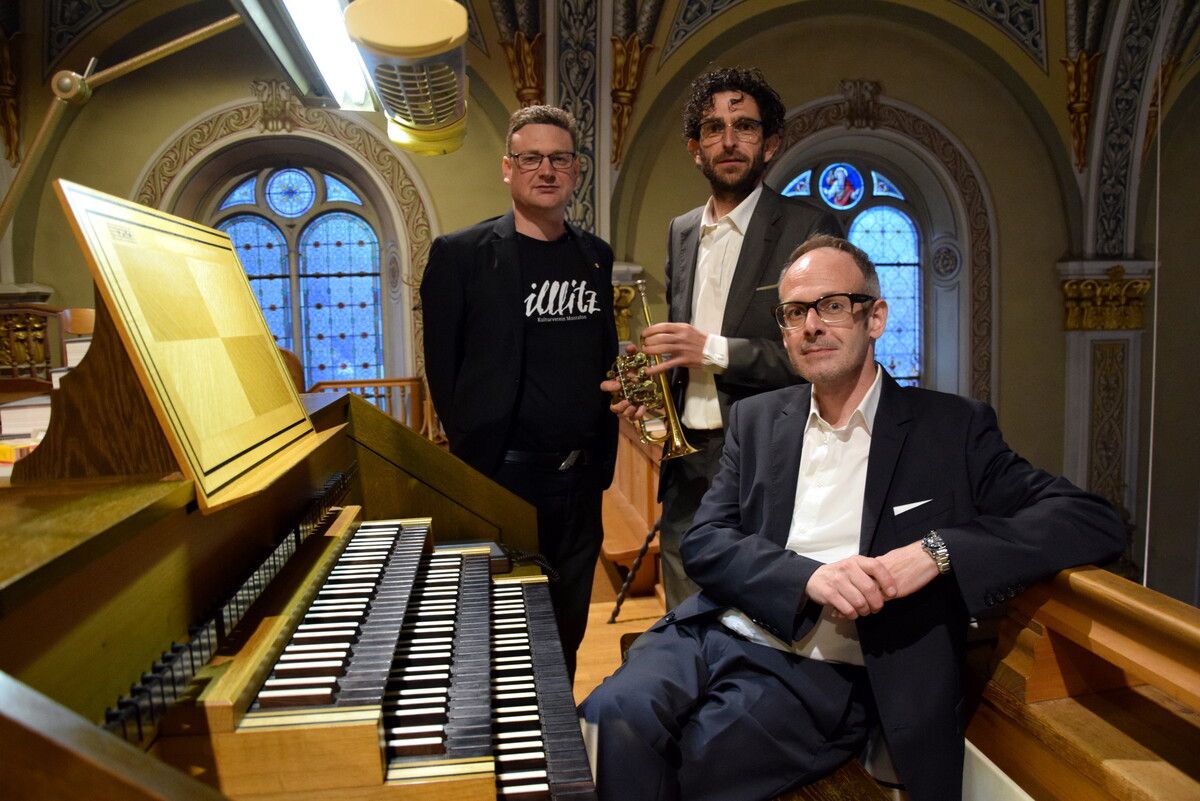 Stefan Ruprecht, Kassier des Kulturvereins illlitz, gratulierte den ausführenden Musikern – Bernhard Bär (Trompete) und Jürgen Natter (Orgel) – zum hervorragenden Konzert im Schrunser Münster.⇒ SCO