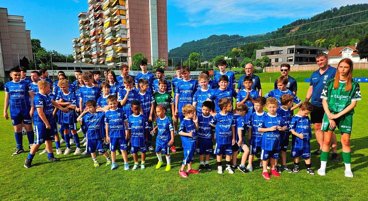 SV-Lochau-Spielerinnen und -Spieler jeden Alters sind stolz auf ihre neuen Trikots. ⇒bms