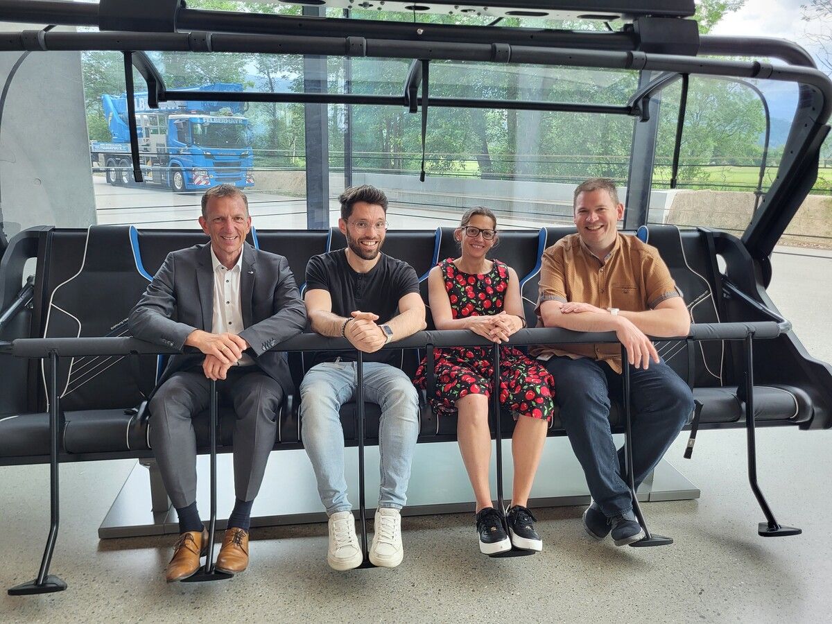 Tour Im Rahmen der AMS Business Tour haben 28 Berater vom Service für Unternehmen (SfU) 433 Betriebe persönlich besucht, um gemeinsam mit den Unternehmen Lösungen für eine chancenreiche und nachhaltige Personalarbeit zu finden. Im Bild: AMS-Chef Bernhard Bereuter mit Martin Sandholzer (Doppelmayr), SfU-Berater Michael Hofer und AMS-Abteilungsleiterin Silvia Hartmann.⇒AMS