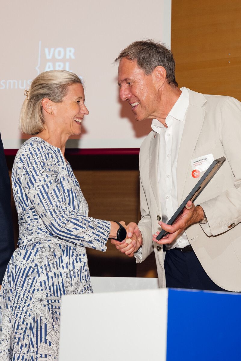 Tourismus-Dir. gratuliert Moritz-Gastgeberin Stefanie Brugger.⇒Fa/LM
