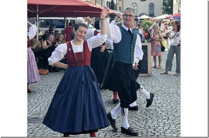 Tradition: Die Trachtengruppe Feldkirch tanzt in der Innenstadt.⇒ vn/TK