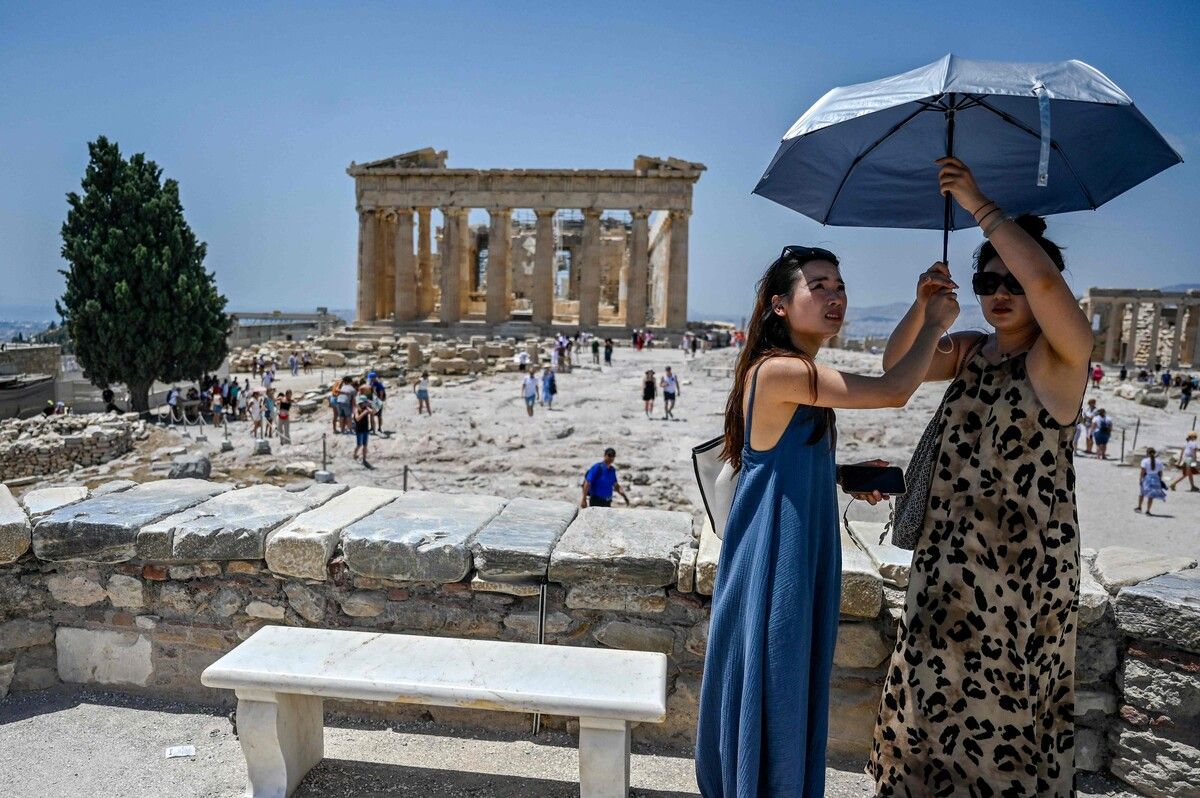 Trotz der Hitze bildeten sich bereits am Vormittag lange Warteschlangen vor dem Eingang des Wahrzeichens Athens, der Akropolis.⇒AFP