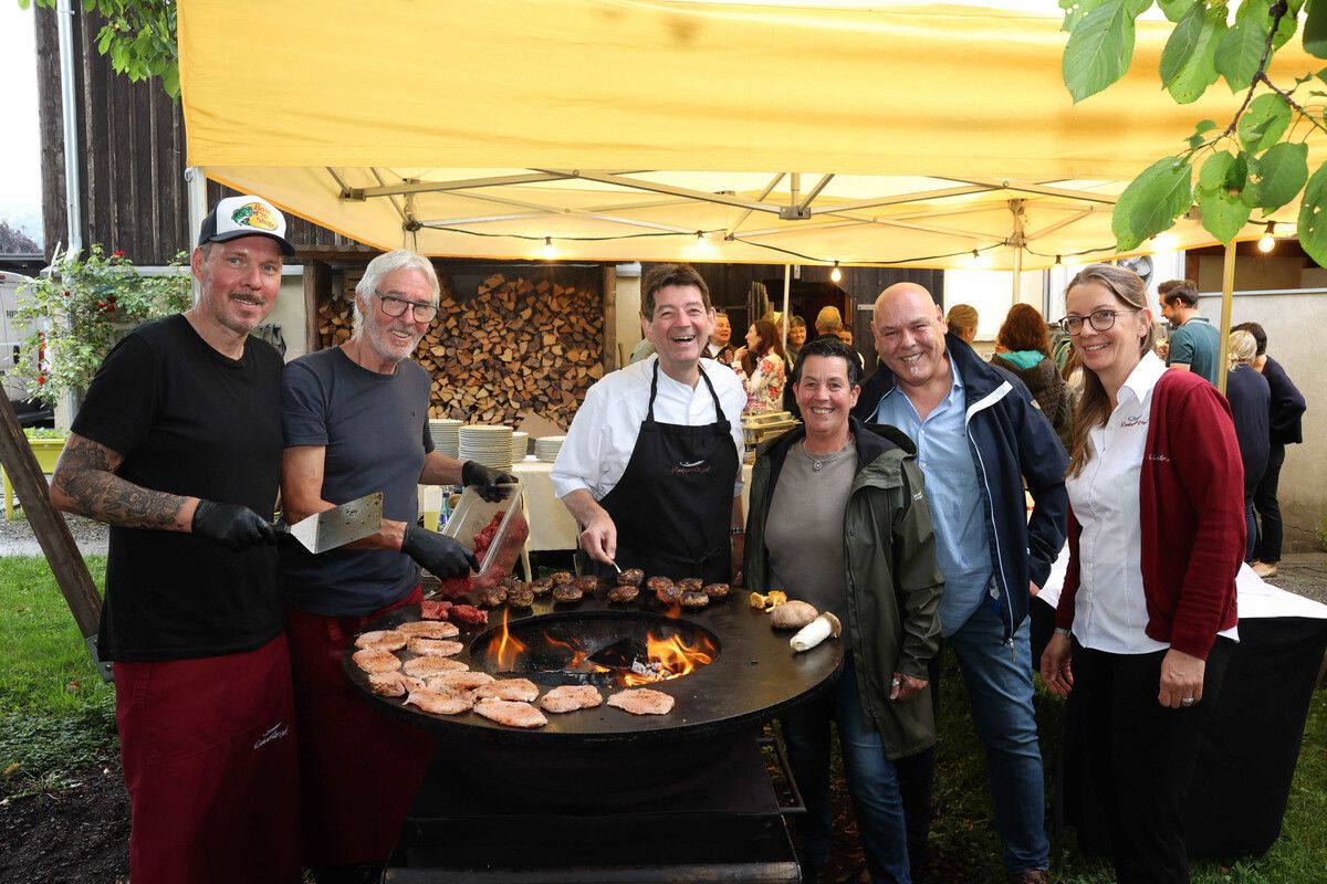 Ulli Bischof, Armin Wille, Roland Vith, Beatrix und Charly Häfele und Brigitte Gasser.⇒ AME (3).