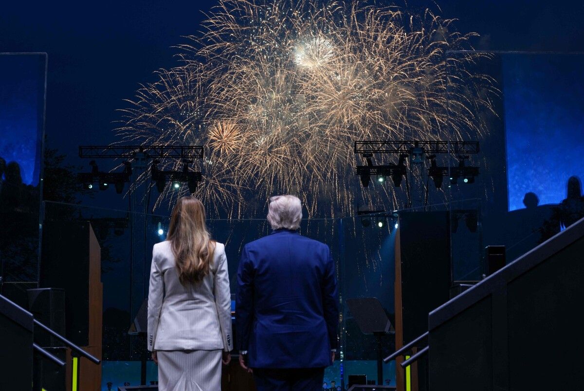 US-Präsident Donald Trump und First Lady Melania schauen sich nach der Parade zum 250. Jahrestag der US-Armee das große Feuerwerk an.