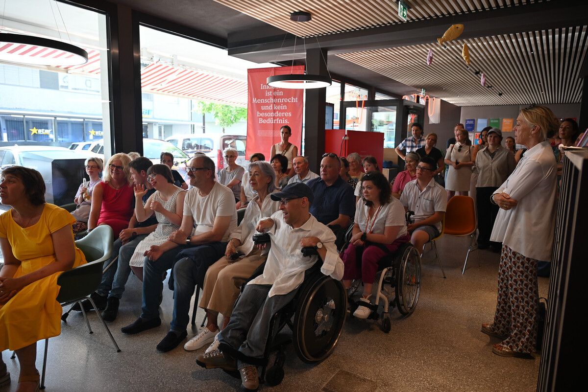 Viele Gäste sind zur Ausstellungseröffnung vom Verein Integration in der Bibliothek gekommen.⇒BVS